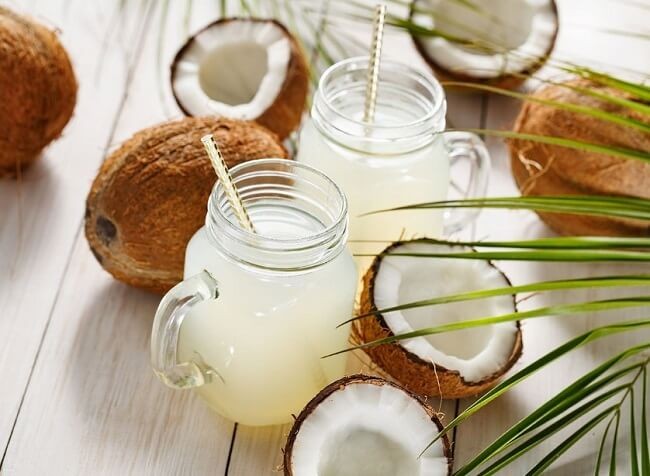 Nước dừa uống mùa hè rất mát, nhưng không nên lạm dụng - có thể sẽ gây hại cho sức khỏe